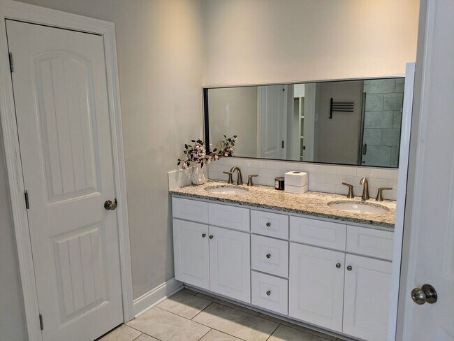 Building Photo - Wake up on Sleepy Brook Rd!