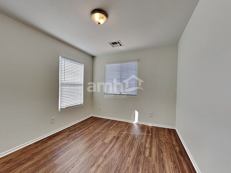 Building Photo - 6333 W Silver Ribbon Ct