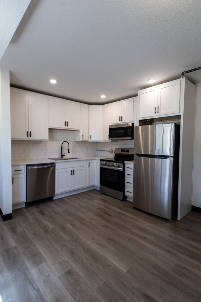 Building Photo - $1,450 / 2br - 560ft2 - RENOVATED 2BD, 1BA...