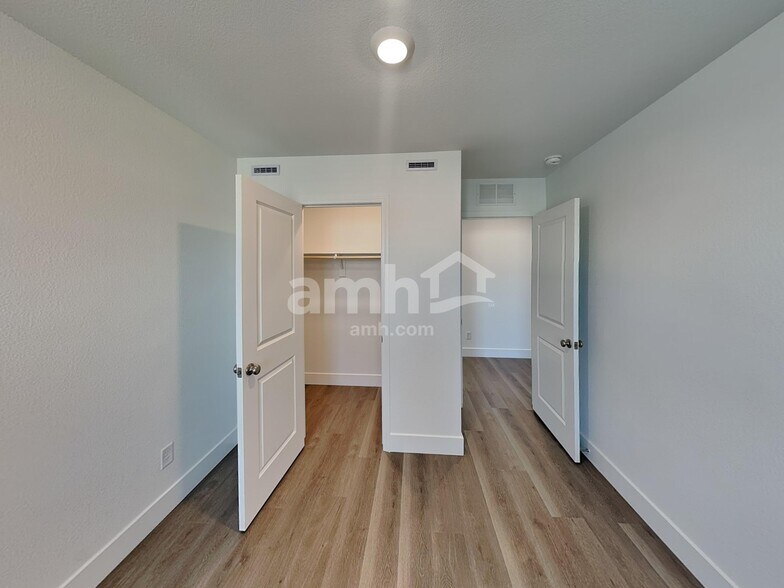 Building Photo - 5823 Vaes Dothrak St