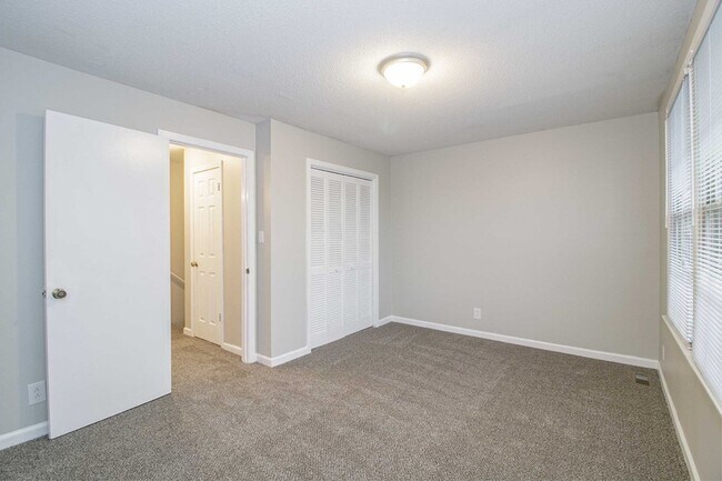 Building Photo - 812 Golf View Pl