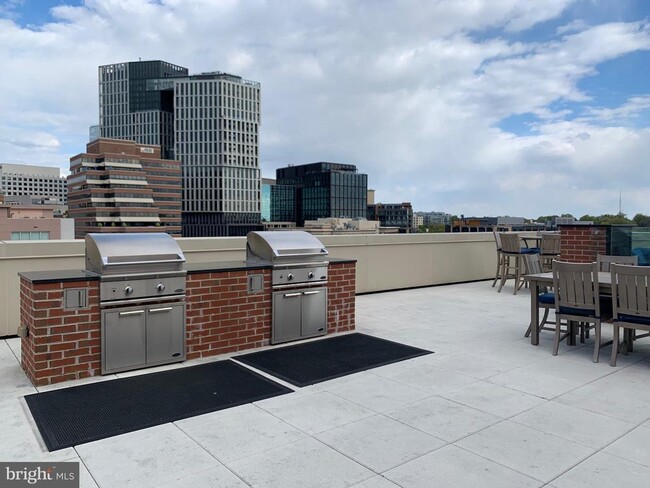 Building Photo - 4915 Hampden Ln