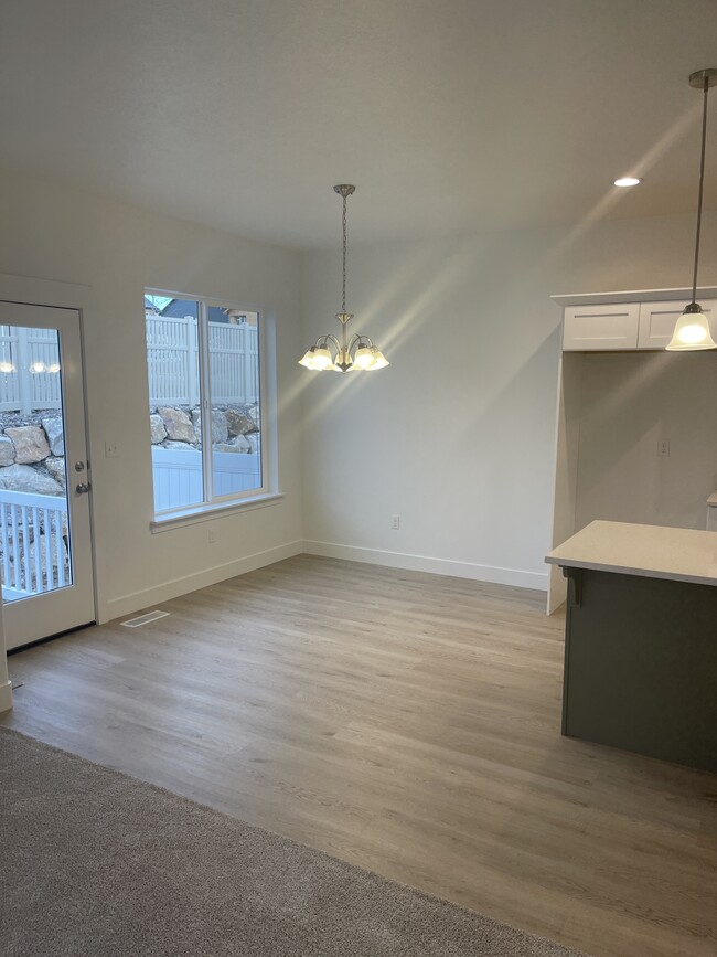 Building Photo - 1092 N Freeman Dr