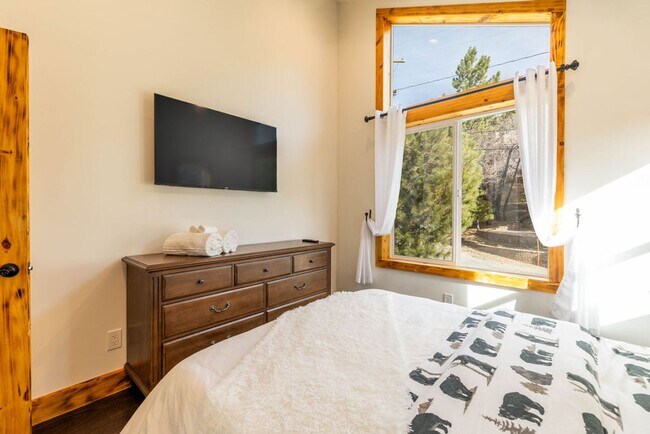 Building Photo - Stunning 4-Bedroom Home with Amazing Views, EV Charger & Solar in Big Bear!