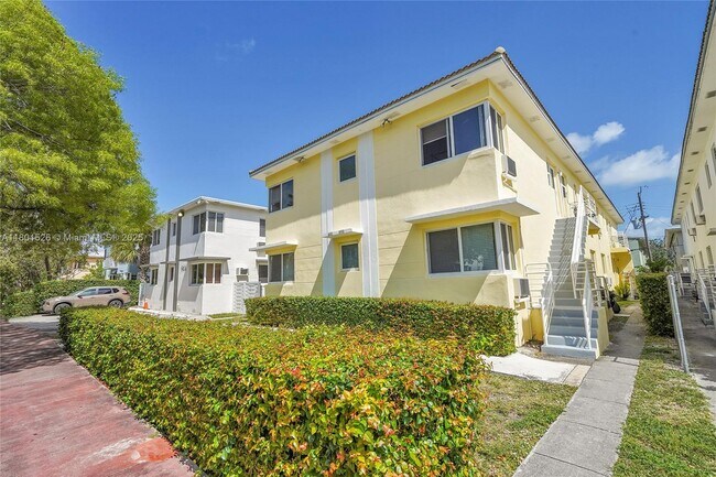 Building Photo - 955 Bay Dr
