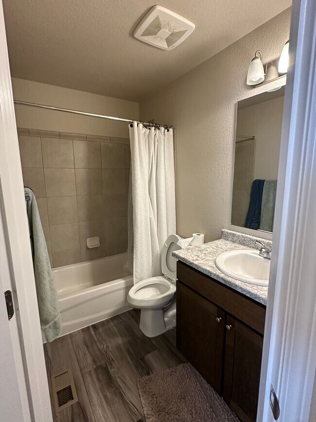 Building Photo - Modern Living in Skyview Village