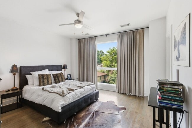 Building Photo - $500 RENT CREDIT if Leased by SEPT 1ST. Location, location, location! Modern Turnkey Townhome Ste...