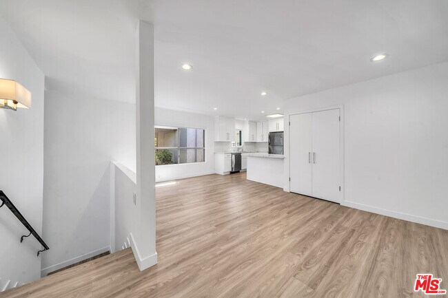 Building Photo - 3933 Esplanade