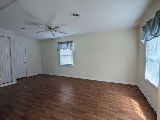 Building Photo - Ranch Style 3BD/ 2 Bath - Fully Fenced In!