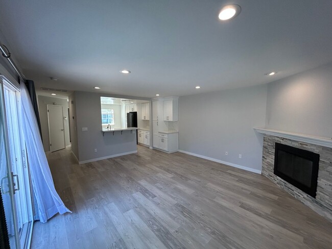 Building Photo - Stunningly Updated 3-Bedroom, 2.5-Bath Tow...