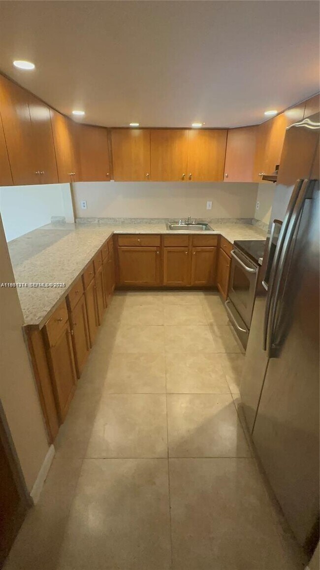 Building Photo - 948 SW 74th Ave