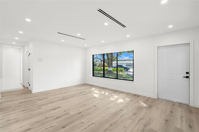 Building Photo - 455 SW 14th Ct