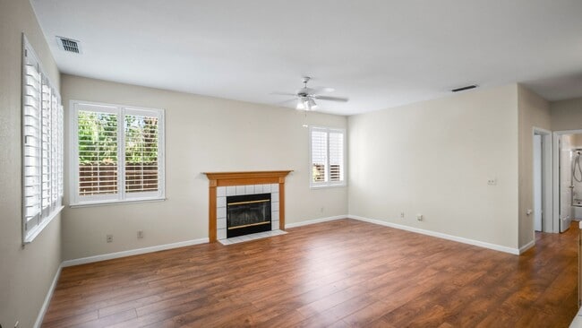 Building Photo - 4 BR/3BA Home in Laurel Creek with Park-Li...