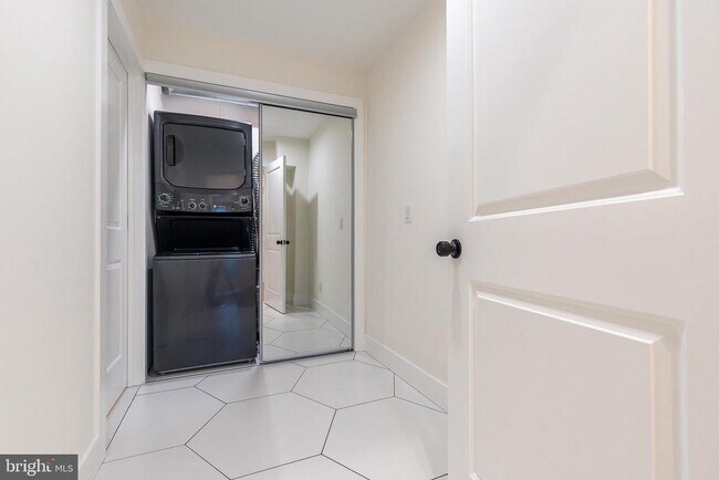 Building Photo - 412 Sepviva St