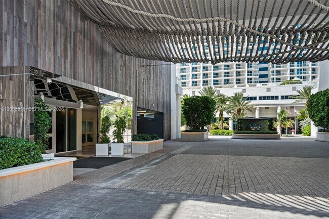 Building Photo - 3101 Bayshore Dr