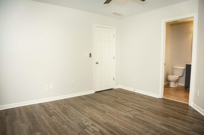 Building Photo - 851 Stratum Way SE