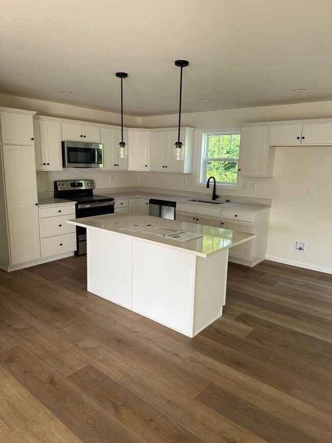 Building Photo - Newer Boalsburg house available September!!