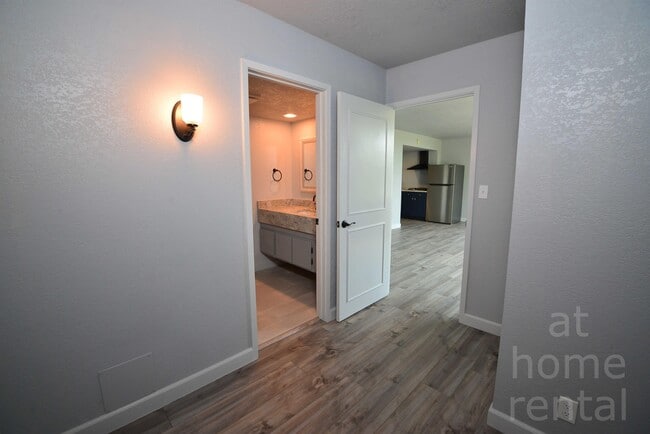 Building Photo - 410 W 7th St