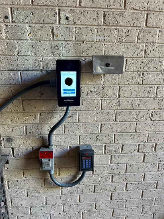 Building Photo - 505 W 7th St