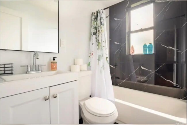 Building Photo - 24 Hinsdale St