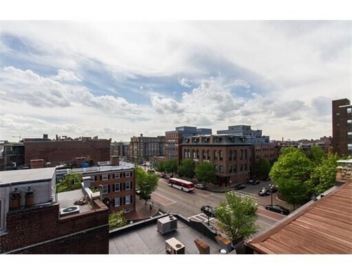 Building Photo - 1690 Washington St