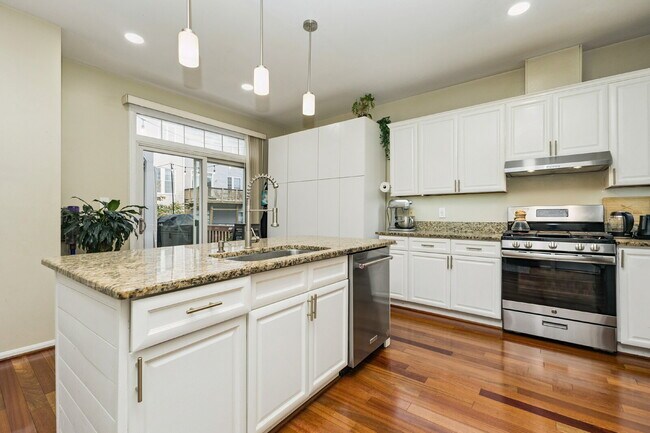 Building Photo - Nestled in the desirable Potomac Lakes com...