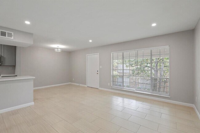 Building Photo - 2121 Fountain View Dr
