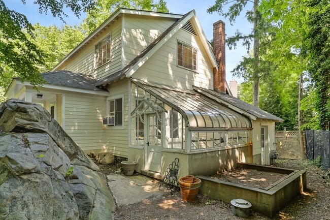 Building Photo - 14 Grove Ln
