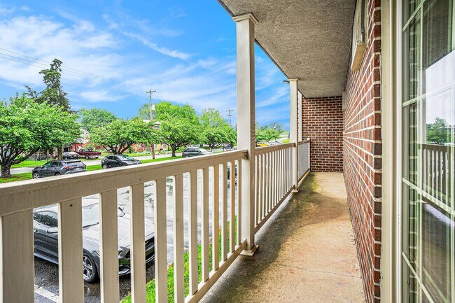 Building Photo - Almont Terrace - 730