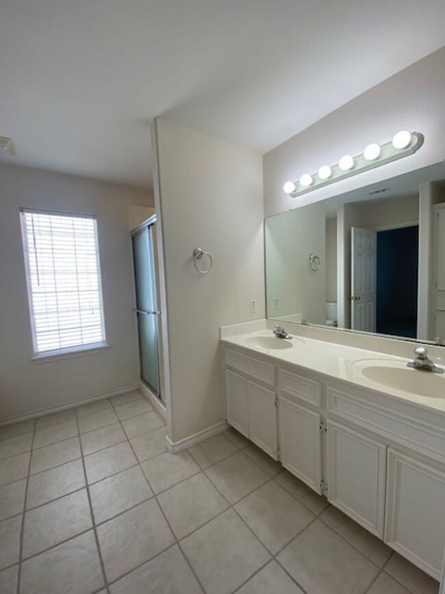 Building Photo - AFFORDABLE ISLAND LIVING!