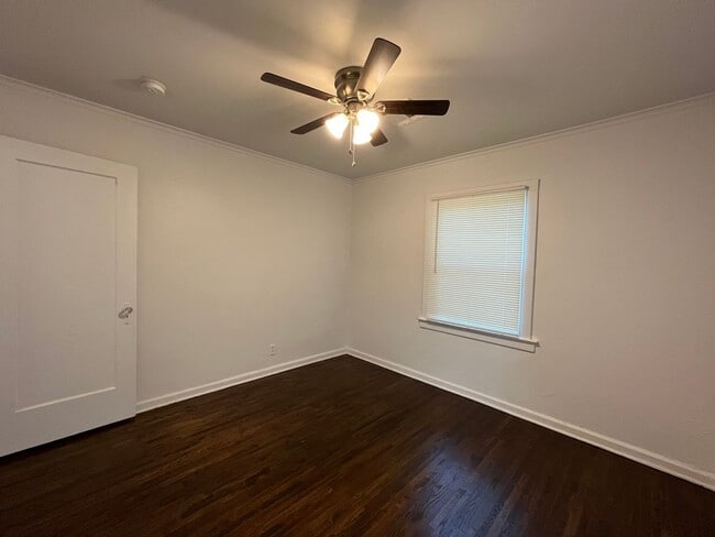 Building Photo - Adorable 2 bedroom 1 bathroom home with a garage!