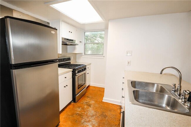 Building Photo - 1305 Lorrain St