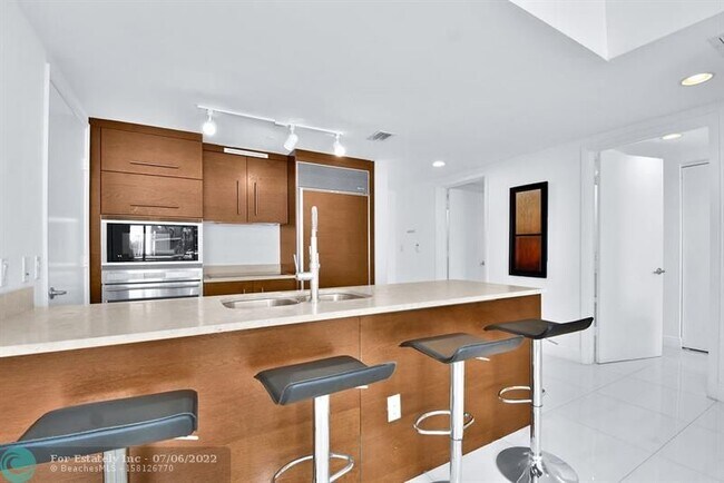 Building Photo - 475 Brickell Ave