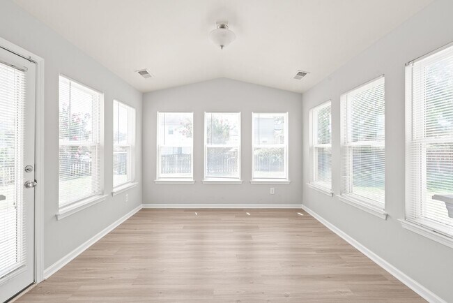 Building Photo - Move-in Ready (Fresh Paint, New Carpet!)