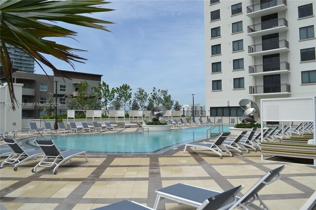 Building Photo - 999 SW 1st Ave