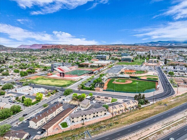 Building Photo - Newer Townhome Near Utah Tech