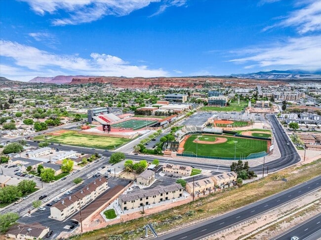 Building Photo - Newer Townhome Next to Utah Tech
