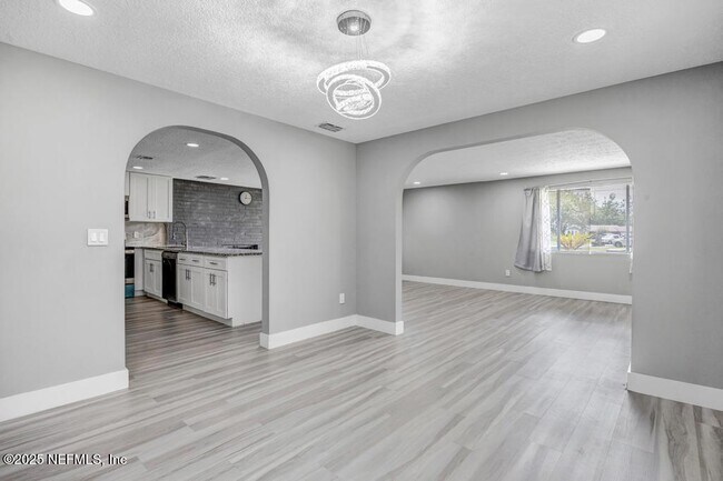 Building Photo - 1215 Bluehill Dr N