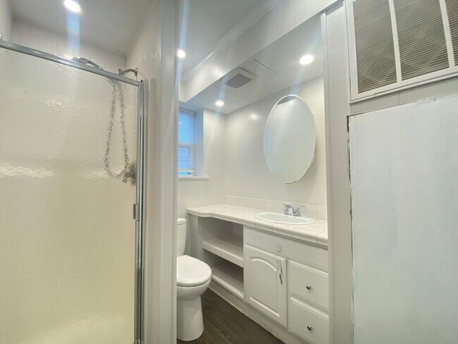 Building Photo - 30 Thorwald Ave