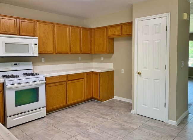 Building Photo - 4 Bedroom Home in Hollister  - No App Fee