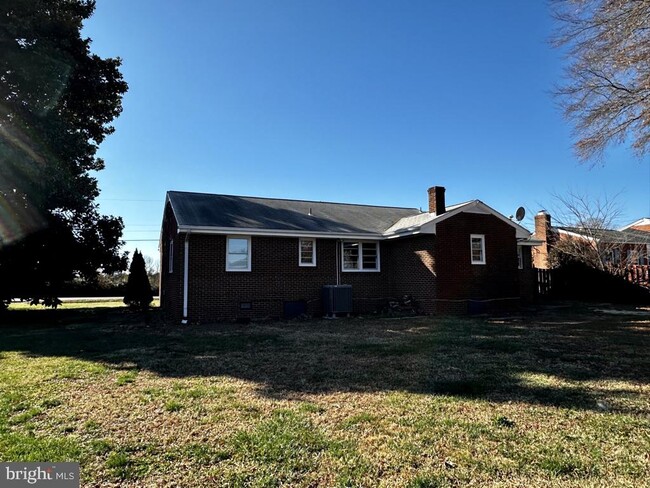 Building Photo - 1900 Briscoe Ln