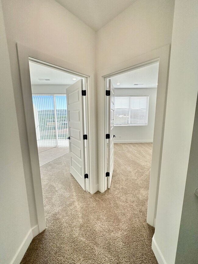 Building Photo - PET FRIENDLY!! HURRICANE TOWNHOME!