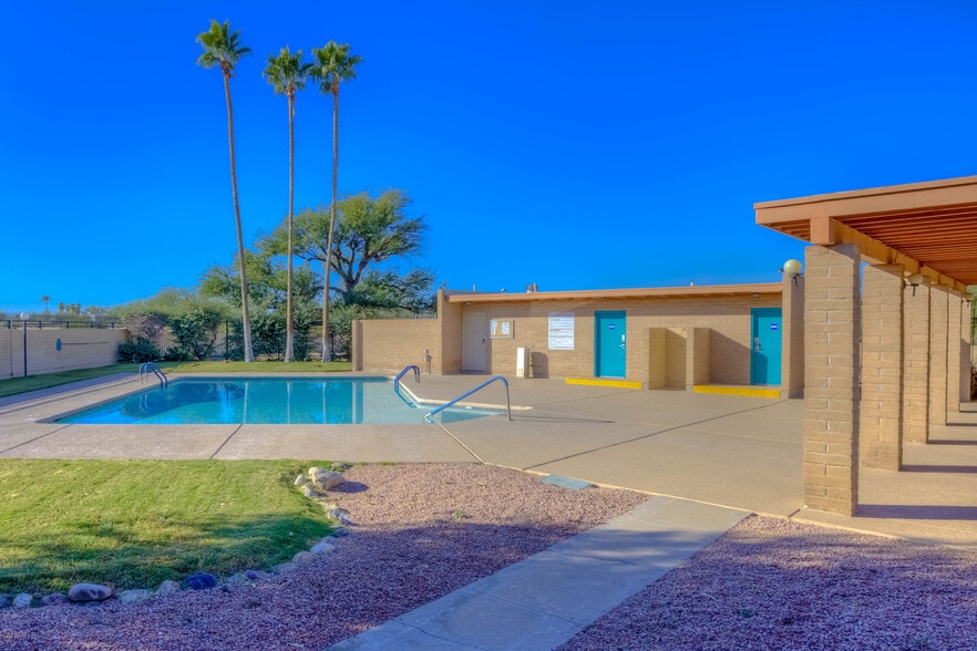 Community pool - 982 S Pantano Rd