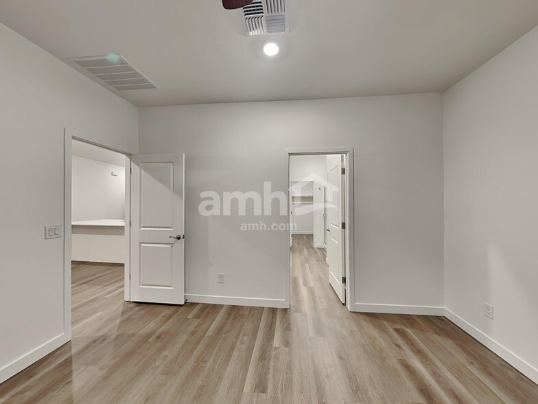 Building Photo - 2120 W Alicia Dr