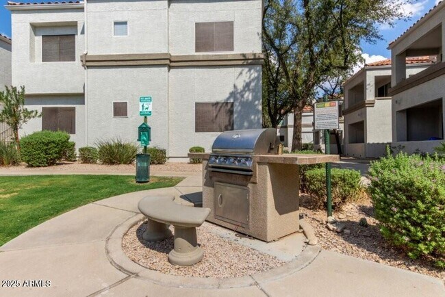 Building Photo - 11375 E Sahuaro Dr