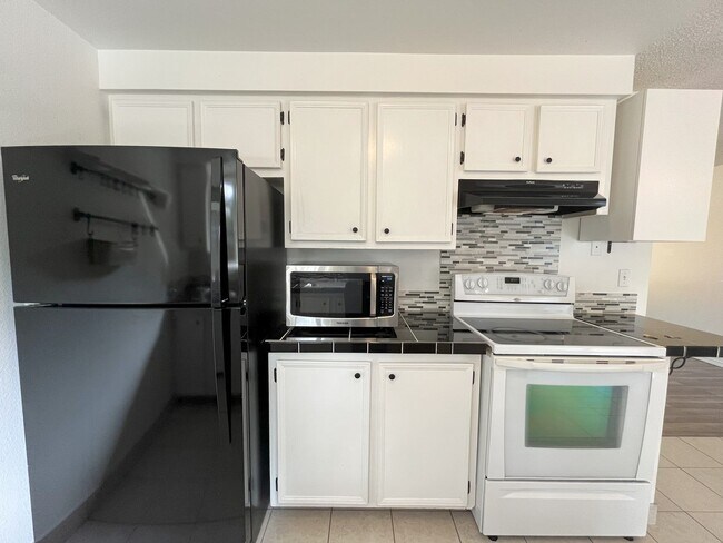 Building Photo - Spacious Yet Cozy 3BR/2BA Home with Garage...