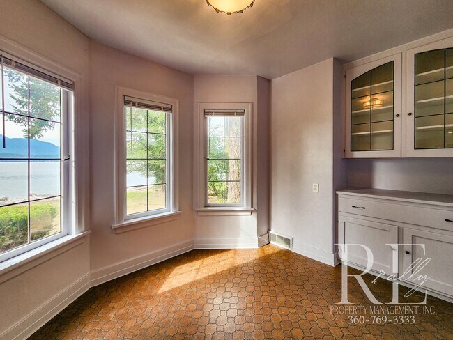 Building Photo - Waterfront Tudor | Private, Vintage Charm with Casita