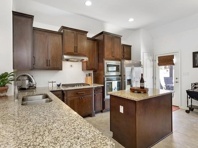 Building Photo - 5021 Pearl Cres Ln