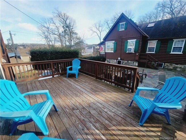 Building Photo - 4 -8 E Lake Rd