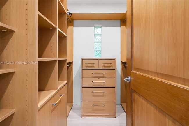 Building Photo - 2085 Ixora Rd